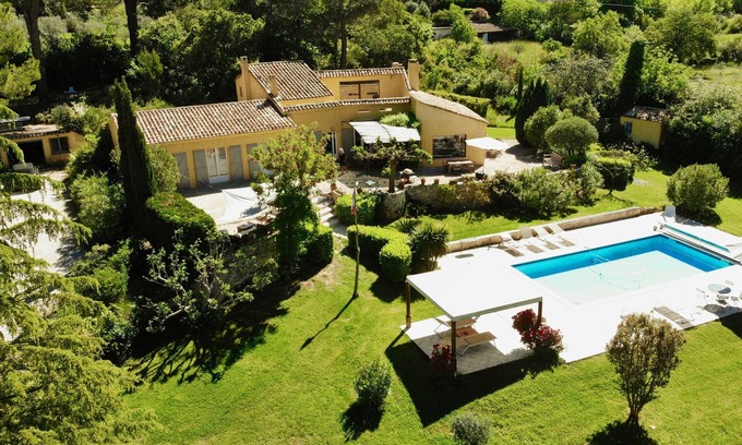 Est Villa | Villa 300m2 à 4km d'Aix, 4 chambres, 3 SdB, calme et campagne Piscine chauffée
