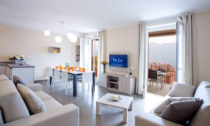 Sala Comacina Appartement | Maison familiale de luxe et spacieuse pouvant accueillir 8 personnes avec une vue enviable sur le lac