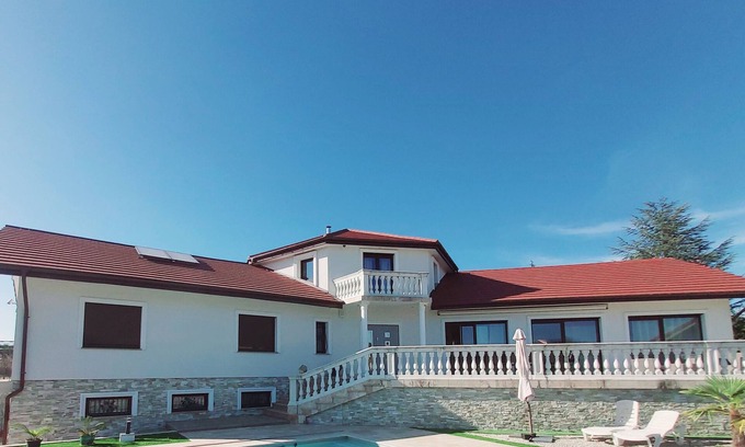 Juvigny Villa | Villa 5*, 15 personnes, Piscine à 20 min de Genève