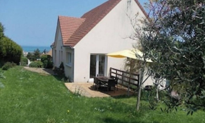 Ryes Maison | Villa à 500 m des plages du débarquement avec vue panoramique sur mer et bocage.