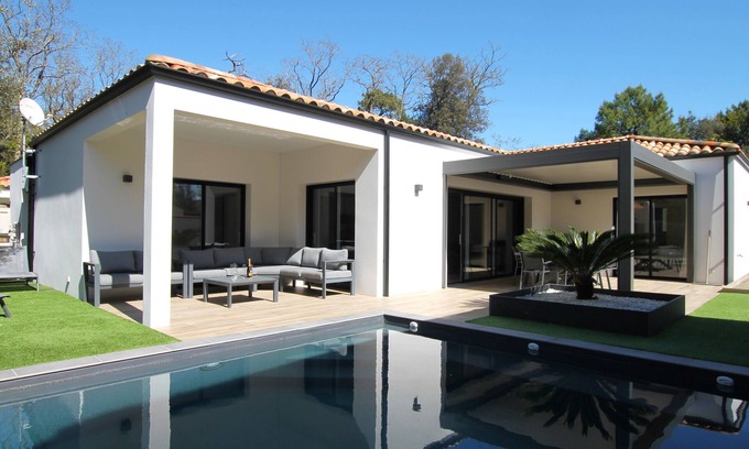 Saint-Vincent-sur-Jard Maison | Villa Agapanthes, perfect in any season, with heated swimming pool
