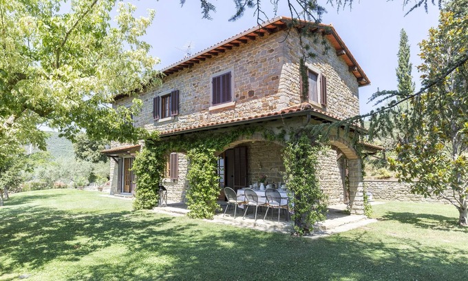 Cortona Villa | Villa Ai Cedri, position vallonnée, vue panoramique et piscine privée