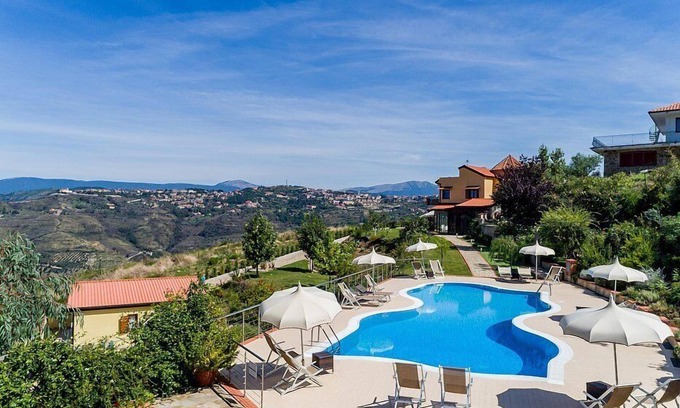 Laureana Cilento Maison | Villa Albatros B: Une maison individuelle caractéristique et accueillante entourée de verdure.
