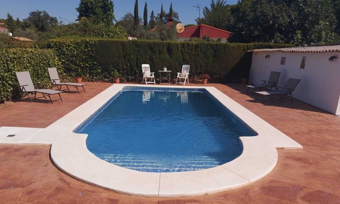 Beas Villa | Villa Alcor avec piscine, jardin, terrasse et Wi-Fi