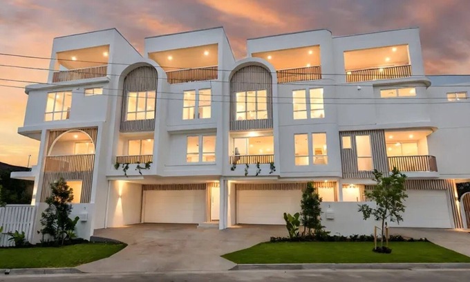 Runaway Bay Maison | Villa Alysea at Runaway Bay - 3 Bedroom, 4 bathroom and 2 living areas