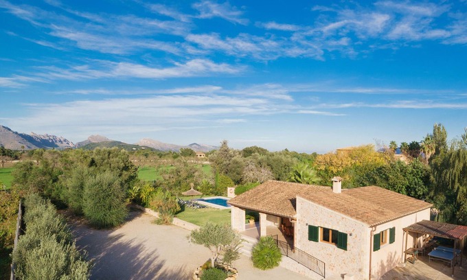 Pollensa Villa | Belle villa, de construction récente, avec des murs en pierre et environnement naturel