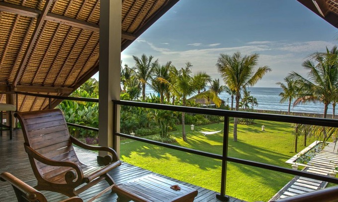 Kalisada Villa | Villa Aparna Bali, villa d'exception en bord de mer, piscine 18x6m, personnel