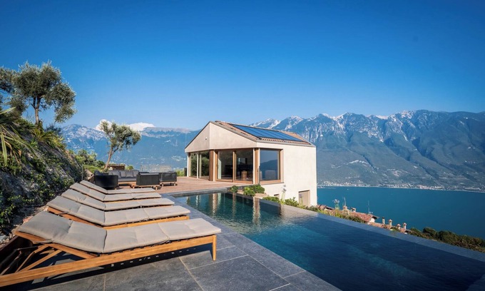 Arias Villa | "Villa Arias" avec vue sur le lac, piscine et Wi-Fi.