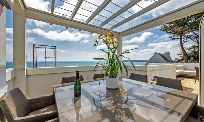 Locmaria-Plouzane Maison | Villa Blue Ocean offers amazing views of the Atlantic ocean. Relax in luxury.