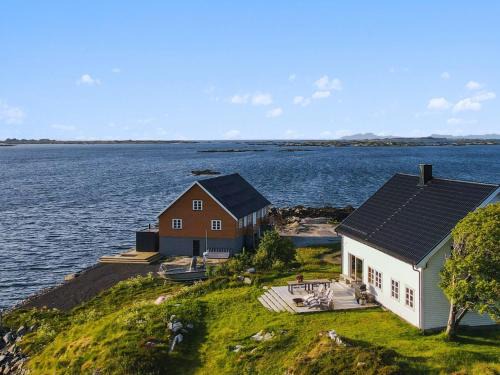 Bostad Maison | Villa Borgvåg - A unique Seafront Villa in the heart of Lofoten