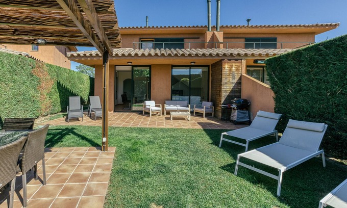 Navata Villa | Villa "Brenda Torremirona Resort" avec piscine partagée, jardin, terrasses, grill et Wi-Fi