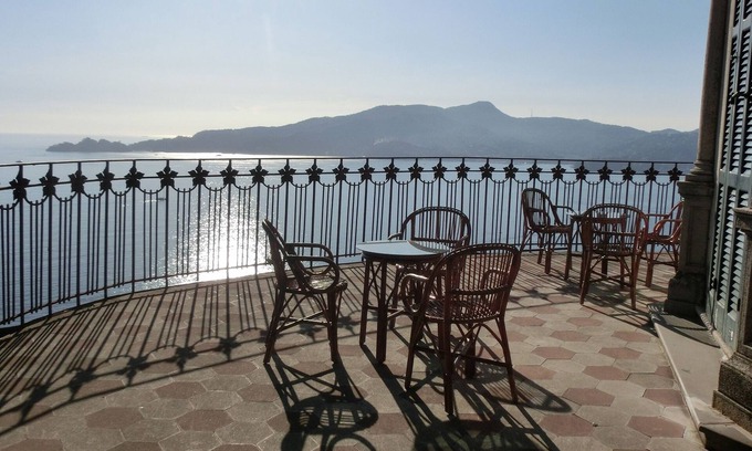 Zoagli Villa | Villa construite en 1888 avec vue imprenable sur la mer et jardin, plafonds décorés de fresques.