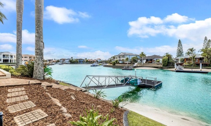 Runaway Bay Maison | Villa by the Canal - Runaway Bay