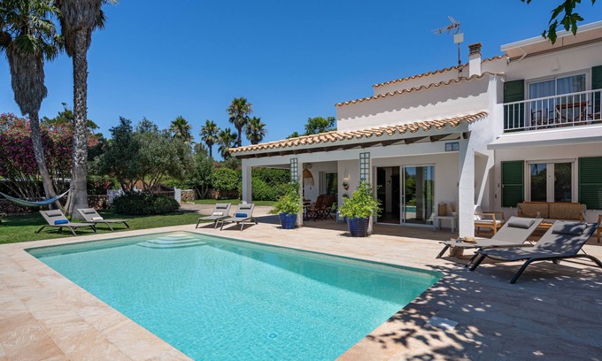 Binisafua Villa | Villa sur la mer avec piscine: charme et confort