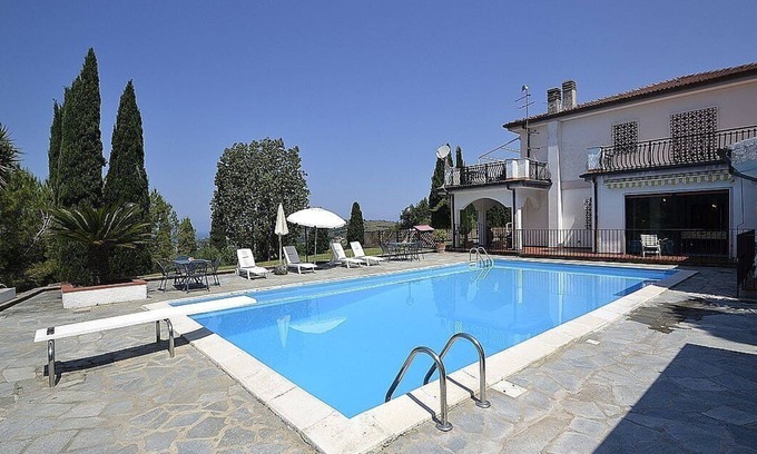 Agropoli Maison | Villa Calipso A: Un appartement agréable et spacieux qui couvre tout le rez-de-chaussée d'une villa située sur un promontoire face à la mer.