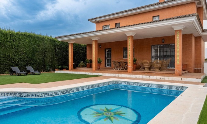 Bormujos Villa | Villa 'Candeleria Sol y Piscina' avec piscine privée, Wi-Fi et climatisation