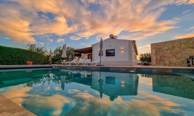 Gorjoes Villa | Villa "Casa Das Andorinhas" avec vue sur les montagnes, piscine chauffée privée et Wi-Fi