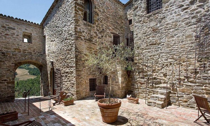Umbertide Maison | Villa Cenobio D: A characteristic and welcoming apartment that is part of an ancient country house made of stone, with Free WI-FI.