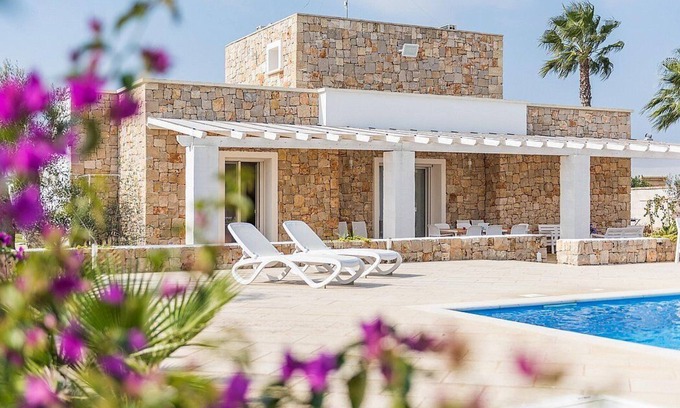 Capilungo Villa | Villa Claretta: Une villa lumineuse et ensoleillée sur deux étages située dans une position tranquille.