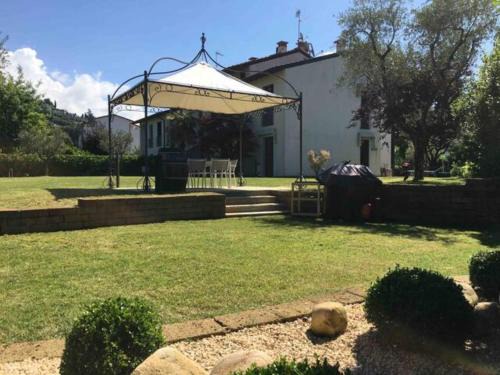 Garda Maison | Villa con ampio giardino esterno e piscina condominiale