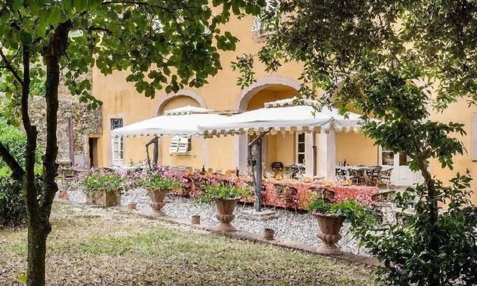 Badia Cantignano Appartement | Villa de luxe pour 26 personnes à 6 km de Lucques. 11 chambres décorées de fresques avec salle de bain