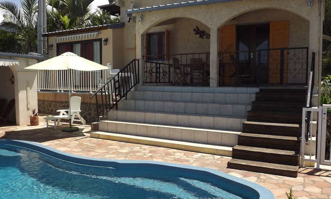 Le Portail Villa | Villa créole avec piscine et pool-house face à la mer