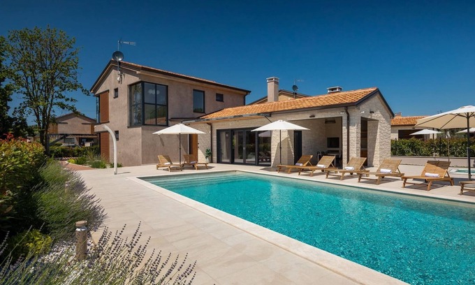 Kadumi Villa | Villa Curitico by Villas Guide