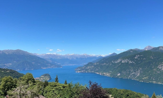 Civenna Lit Et Petit-Déjeuner | Villa D'ALBA with spectacular views of the mountains and Lake Room with balcony