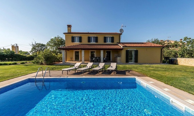 Kadumi Villa | Villa Danelon avec piscine et vue sur les oliviers