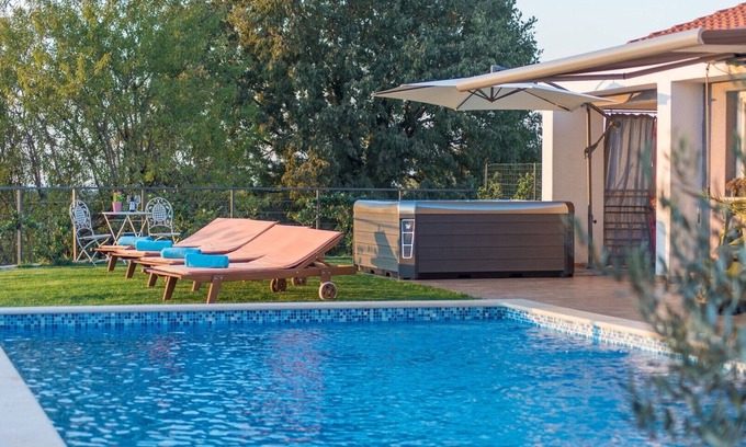 Rovinjsko Selo Villa | Villa moderne de Rovigno avec piscine, bain à remous et vue sur la mer