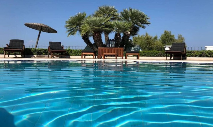 Egira Villa | Villa Dolphin - Maisonnette Front de Mer avec Piscine