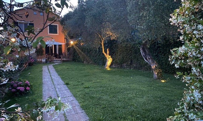 Rezza Villa | Villa 'Due Ulivi' avec terrasse privée, jardin privé et Wi-Fi