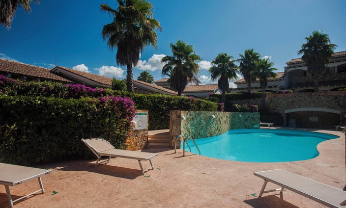 Porto Pino Villa | Villa Elegance Sabrina près de la plage avec piscine, climatisation, jardin et terrasse.