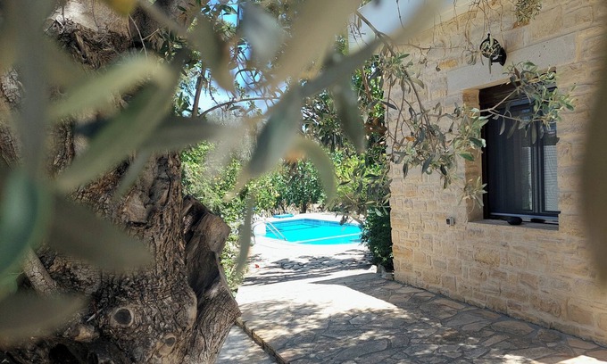 Sivas Maison | Situé au calme au milieu de vieux oliviers avec piscine privée et jardin!