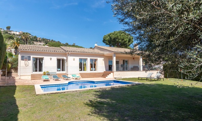 Calonge Villa | Villa "Elodia" avec jardin, terrasse, piscine et Wi-Fi