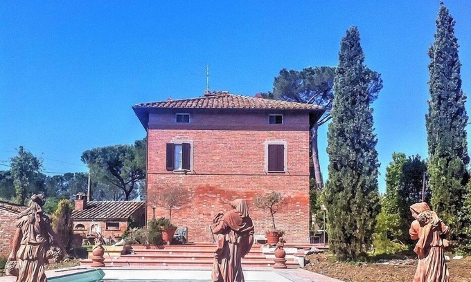 Castiglione del Lago Villa | Villa Eloisa: Une villa historique sur trois étages entourée de verdure.