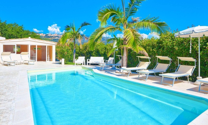 Costarainera Villa | Villa Emanuele Costarainera: magnifique villa moderne, pour 16, piscine chauffée, bain à remous