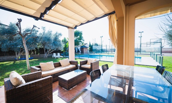 Montequinto Villa | Villa en Montequinto. Casa con Piscina. Pista de Padel