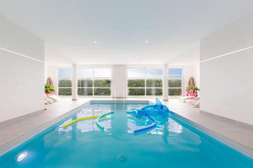 Sibiril Maison | Villa Enora Bretagne Piscine Intérieure Partagée Jacuzzi privatif 100m Plage