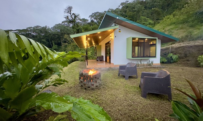 Penas Blancas Villa | Villa Equipada, Rodeada del Bosque Lluvioso