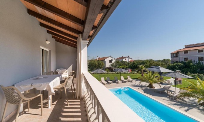 Vilanija Appartement | Villa Esea: Poolside Paradise & Relaxing Retreats