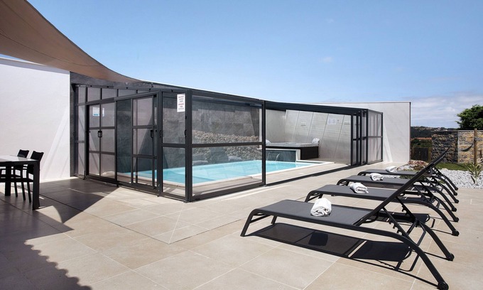 Caldas da Rainha Villa | Villa 'Flor' avec piscine chauffée, bain à remous, Wi-Fi et climatisation