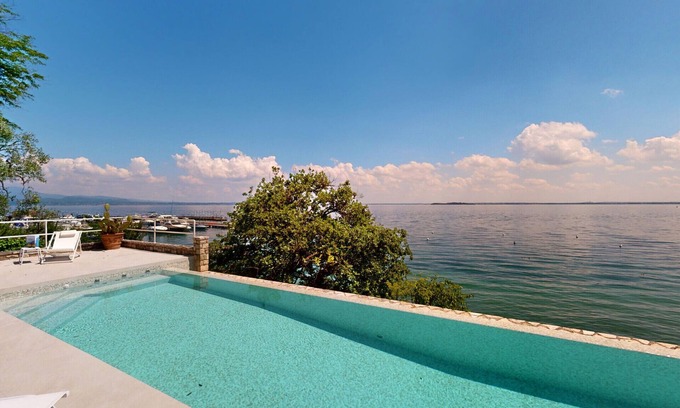 Manerba del Garda Villa | Villa Flora fronte spiaggia By Bookinggardalake
