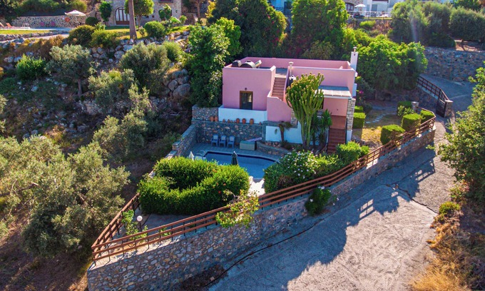 Agia Triada Villa | Villa Francesca une belle villa avec piscine privée et jardins matures isolés