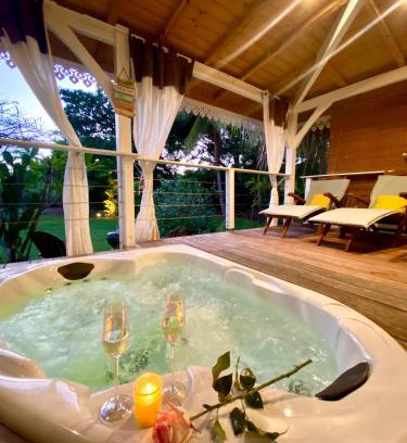 Le Diamant Chalet De Ski | Villa Gaïa - Bungalow Ti-Zen et son jacuzzi niché dans un jardin tropical, séjour en amoureux