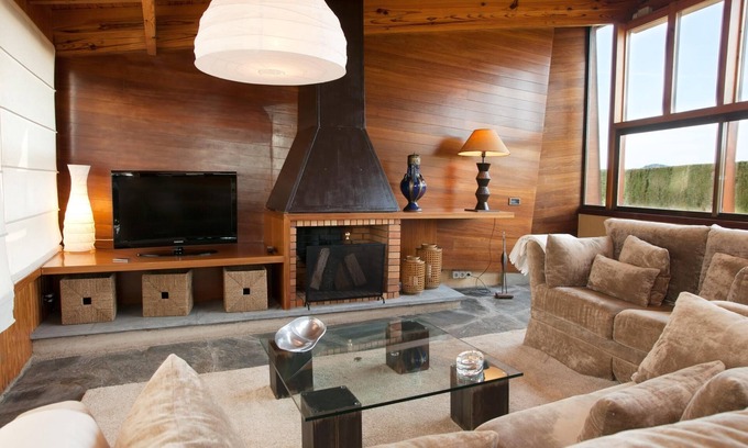 Sant Just Desvern Villa | Villa Gaudi - Une villa de 620 mètres carrés 6 chambres au sommet d'une colline