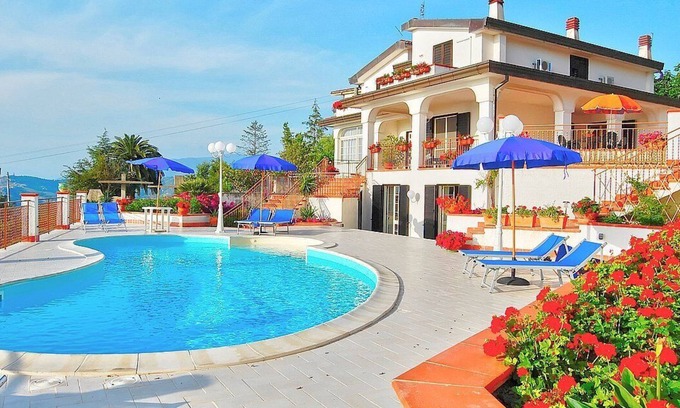 Agropoli Villa | Villa Gioconda: Une charmante villa de trois étages située sur une colline.