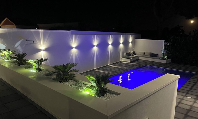Fontane Bianche Villa | Villa Giuliana luxury home: swimming pool, solarium, barbecue. A few steps from the sea