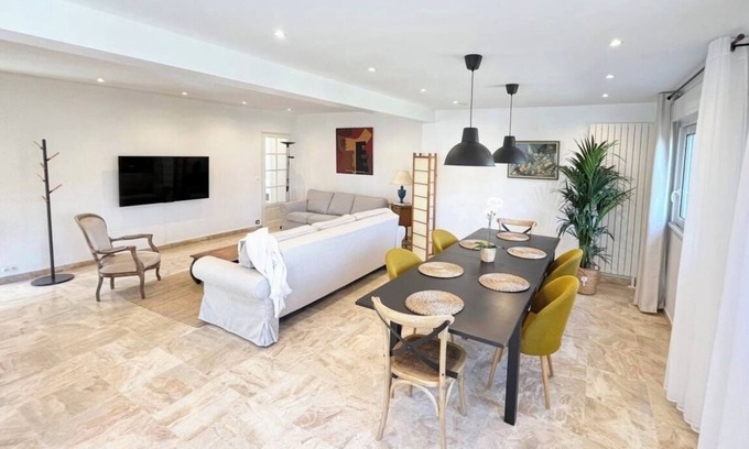 Thiais Villa | Villa golden heaven proche Paris avec 4 parking 3chambre /2sdb/WIFI 580 en Mbits