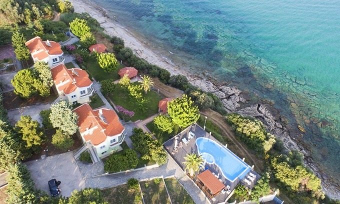 Pangaio Villa | villa infrond de plage privée avec piscine extérieure d'eau cristalline avec hydromassage